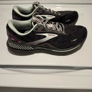 Women’s Brooks Adrenaline size 7